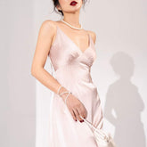 Robe en soie coupée en biais avec bretelles spaghetti et taille plissée mettant en valeur la silhouette